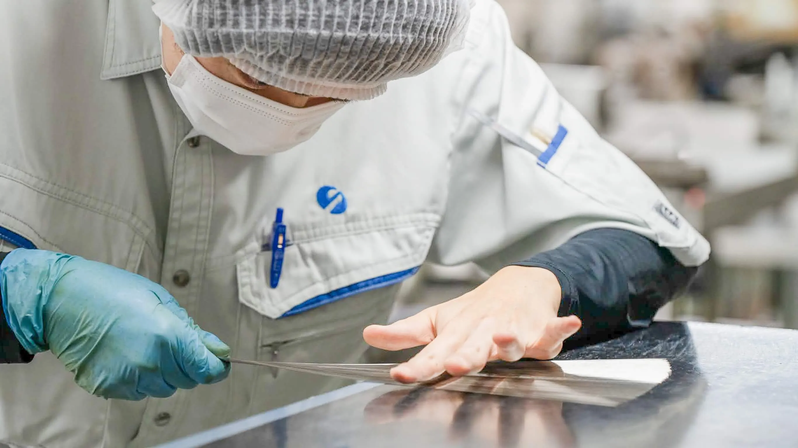 製造工程で鍼を確認するスタッフ