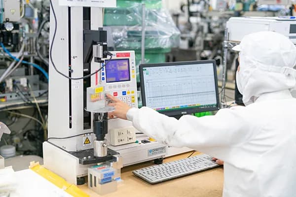 製造設備を操作するスタッフ